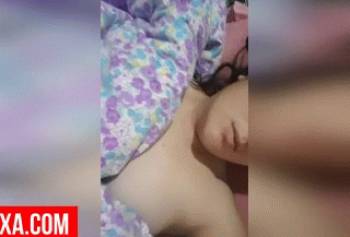 Жена узбека раздевается, показывает голые сиськи и бритую пизду